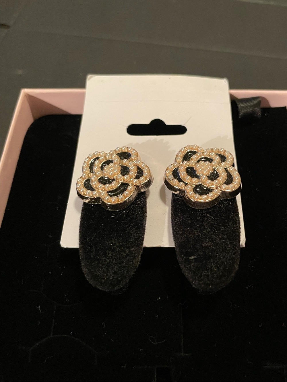 Fashion Jewelry Gold Floral Crystal Stud Earrings with Black Accents